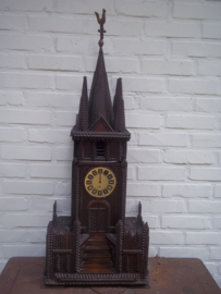 Tramp- Art zelfgemaakte kerk of kapel, bestaat uit 3 delen, in het midden hebben ze een opbergkastje gemaakt zeer netjes gedaan. tramp-art (1870- 1940). geen uurwerk. afmeting  86 cm hoog, 21 cm diep en 34 vm breed ZEER DECORATIEF