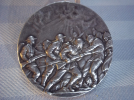 Very rare british medal ANZAC Engelse zilverkleurige penning, diameter 5 cm. met gevechtscene , Engelse soldaten tegen Duitse soldaten met pickelhauben. 1st. Australian Division rifle competition Brigade match 31-10-18 2nd Lieut.SSH COX 1st Batt. zeldzaam