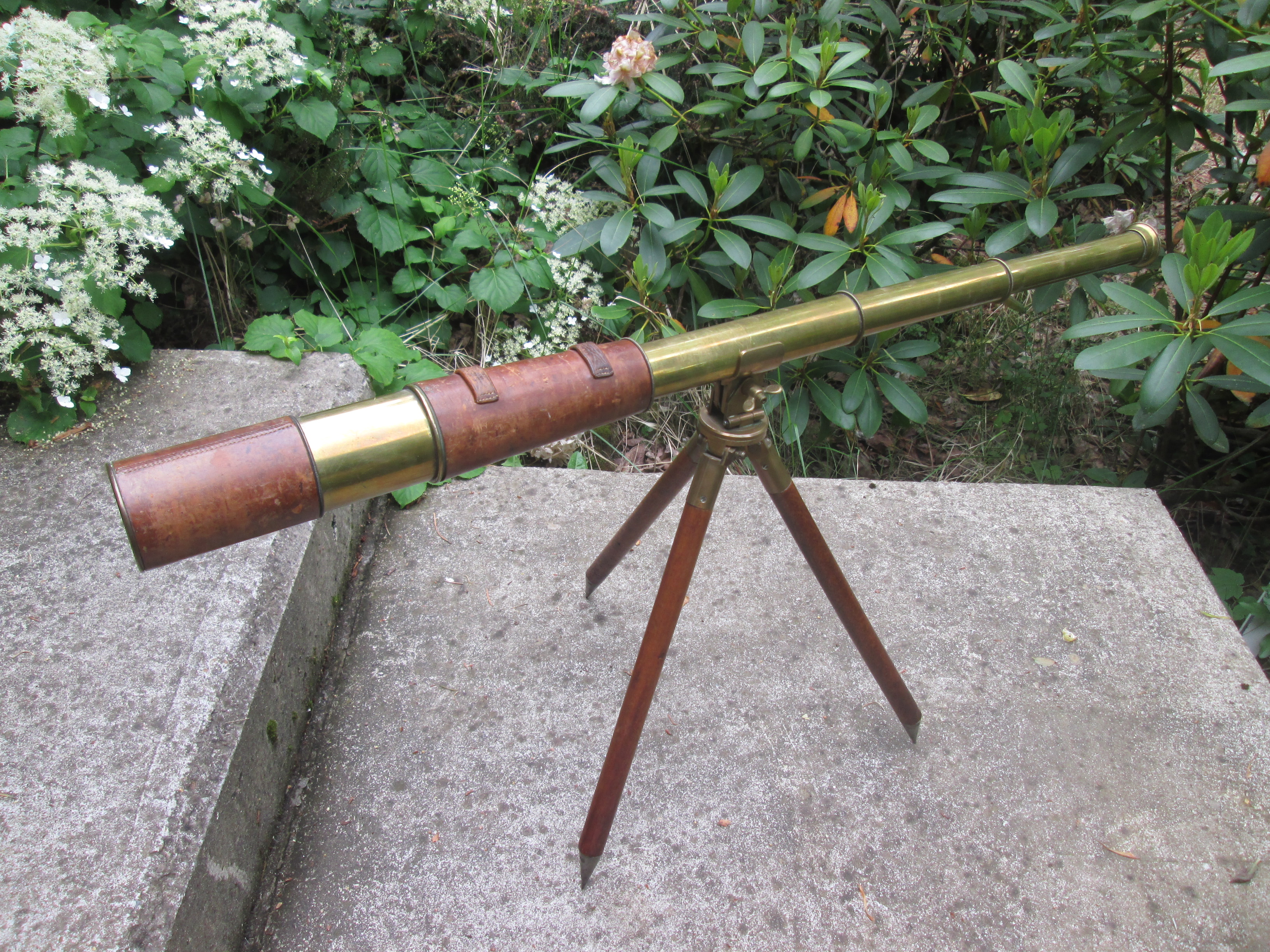 British binocular on tripod. binocular is dated 1917 tripod is dated 1942 and made in new Sealand. Engelse uitschuifbare kijker op driepoot alles mooi gemarkeerd en gedateerd TOP stuk in deze staat optisch goed.