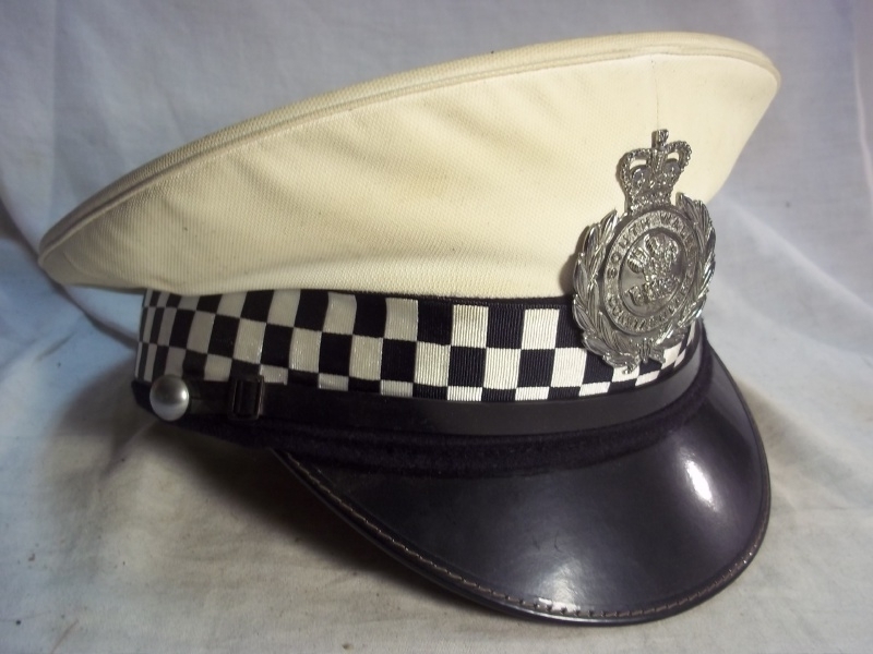  British police cap with with cover of the traffic police SOUTH- WALES CONSTABULARY. Engelse politie pet met witte overtrek.