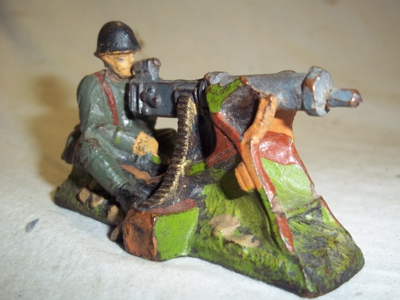 Dutch toy soldier elastolin behind MG Machine Gun.Nederlands elastolin soldaatje achter Machine geweer top staat