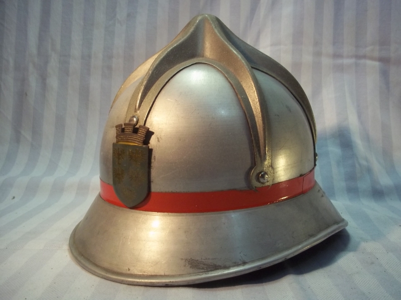 Austrian fire helmet with badge, very good condition. Oostenrijkse brandweerhelm Spinnenkop model, goede staat.