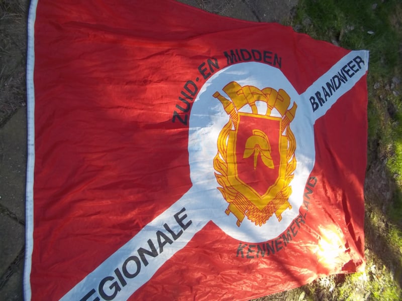 Dutch flag firedepartment, big size. Nederlandse vlag van de Regionale Brandweer, Zuid en Midden Kennemerland, met het oude embleem van de Nederlandse brandweer, grote maat vlag