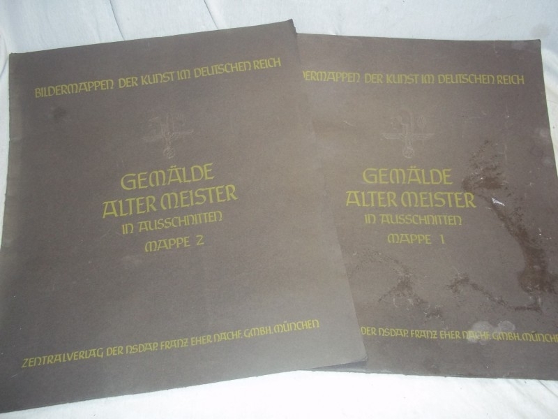 2 big covers with German art.2 mappen met Duitse goedgekeurde kunst van de NSDAP .Bildermappen der Kunst im Deutschen Reich Gemalde alter Meister 1 und 2.