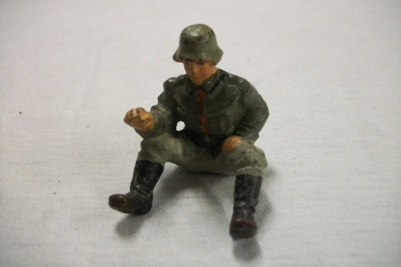 German toy soldier sitting, driver for a vehicle. Duits speelgoed soldaat chauffeur , koetsier