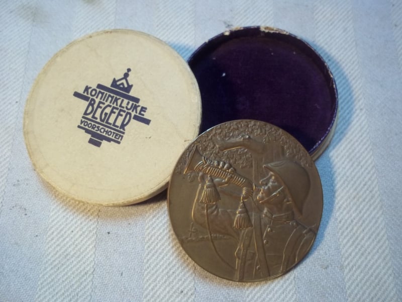 Dutch medal, Nederlandse penning met Nederlandse grenadier met bazuin, geen opschrift, in doosje van Koninklijke begeer Voorschoten, groot model 5 cm.