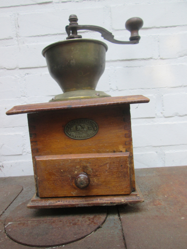 smaak Installatie hardware Oude koffiemolen met makers etiket gebruikte staat. | Antiques |  Militariadefoerier