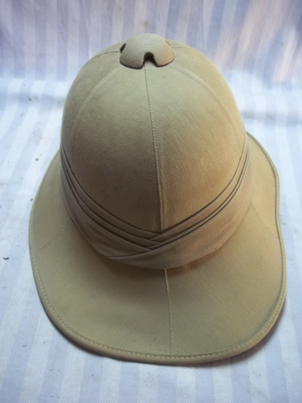 British pith helmet nicely marked in a very good shape. 1941. Engelse ...