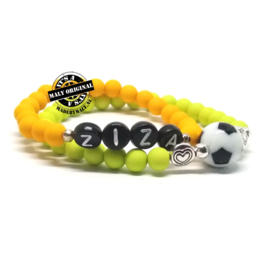 Naamarmband en voetbalarmband met hartje (2 armbanden) kies zelf je kleur