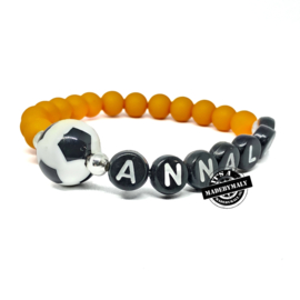 Naam armband (of voetbalclub armband) met voetbal.  Kies zelf je kleur