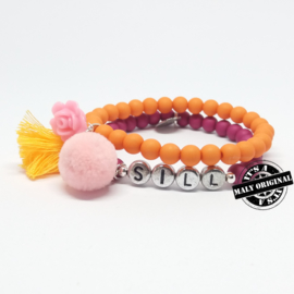 Naam armband 'pompom' en armband met bloem en kwastje  (2 armbanden)  Kies zelf je kleuren