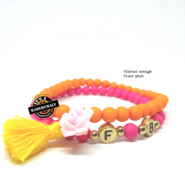 Kinderarmband, naamarmband en armband met bloem en kwastje  (2 armbanden)  Kies zelf je kleuren