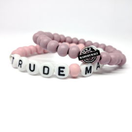 Naam armband  en uni armbandenset. (2 armbanden met houten kralen)  Kies zelf je kleuren