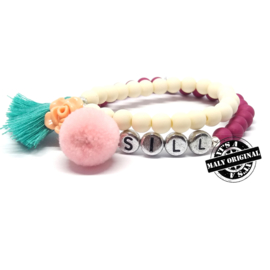 Naam armband 'pompom' en armband met bloem en kwastje  (2 armbanden)  Kies zelf je kleuren