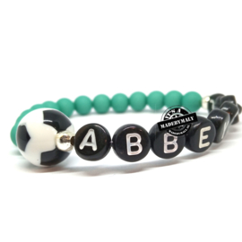 Naam armband (of voetbalclub armband) met voetbal.  Kies zelf je kleur