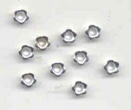 10 bloementjes eyelets zilver 2