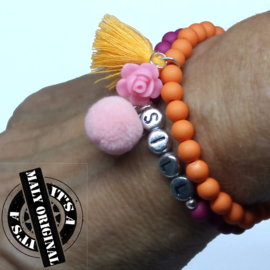 Naam armband en armband met bloem en kwastje  (2 armbanden)  Kies zelf je kleuren