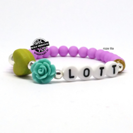 Naam armband  of telefoonnummer armband met bloem en hart. Kies zelf je kleuren