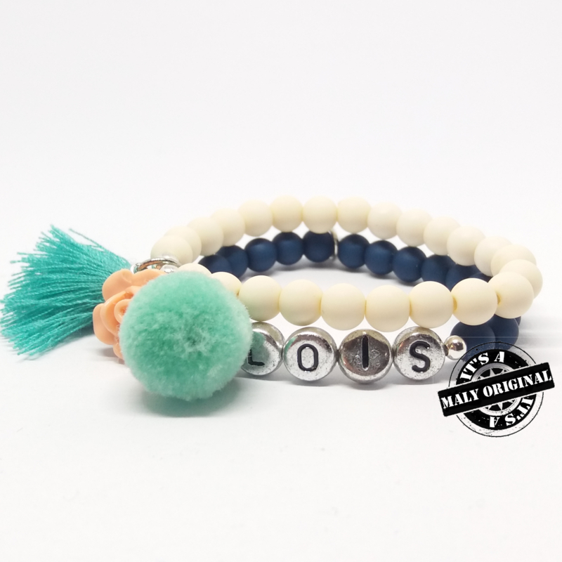 Naam armband 'pompom' en armband met bloem en kwastje  (2 armbanden)  Kies zelf je kleuren