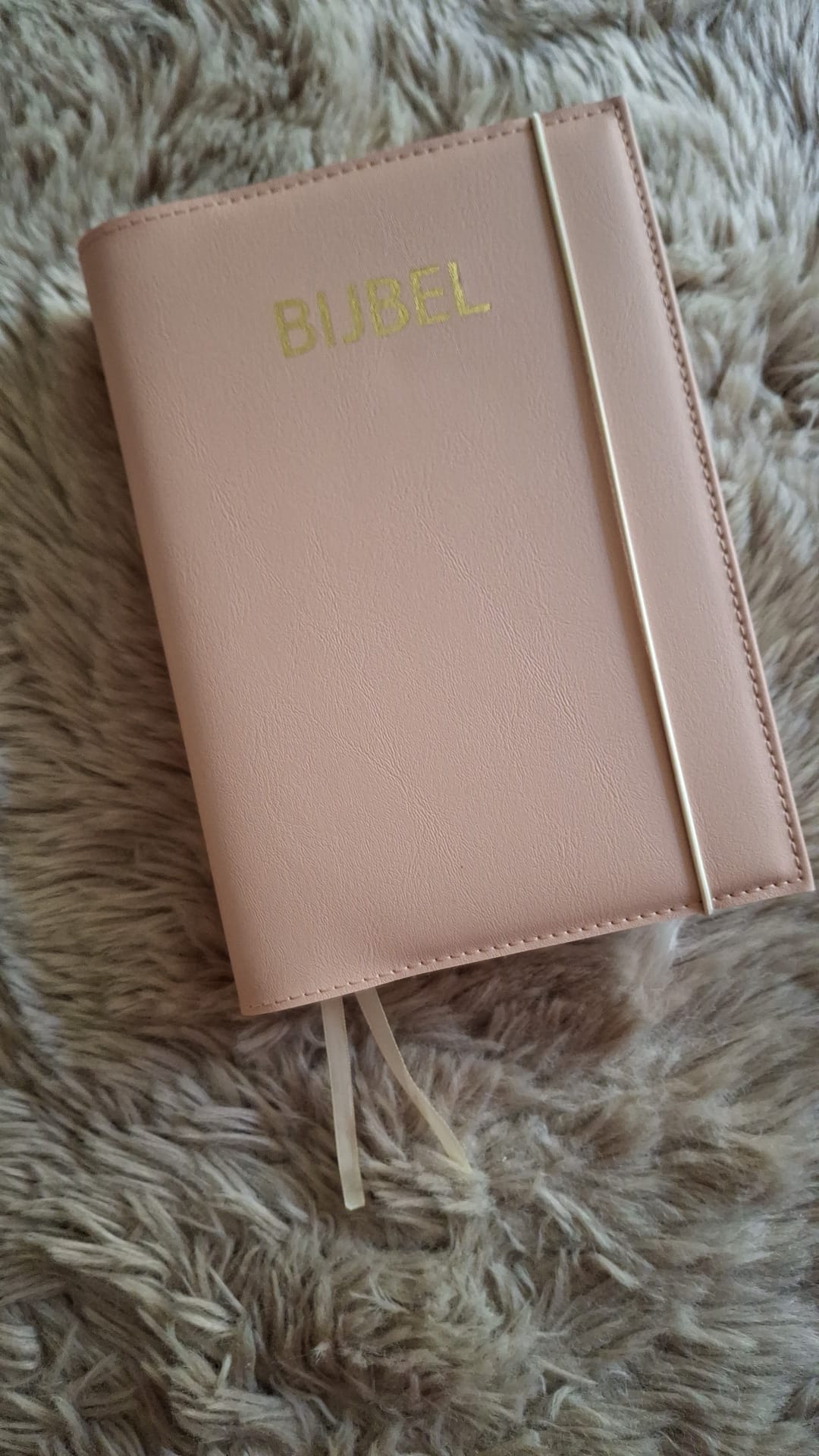 Zij Lacht Schrijfbijbel: Bijbelhoes Vegan Leather Zacht Peach incl. opdruk