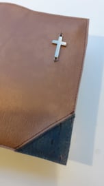 Vegan leather Cognac bijbelhoes met schuine hoeken van kurk jeans