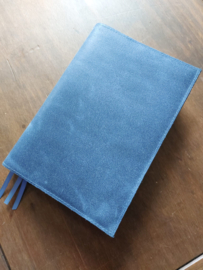 Bijbelhoes leer blauw, donkerder als op de afbeelding.