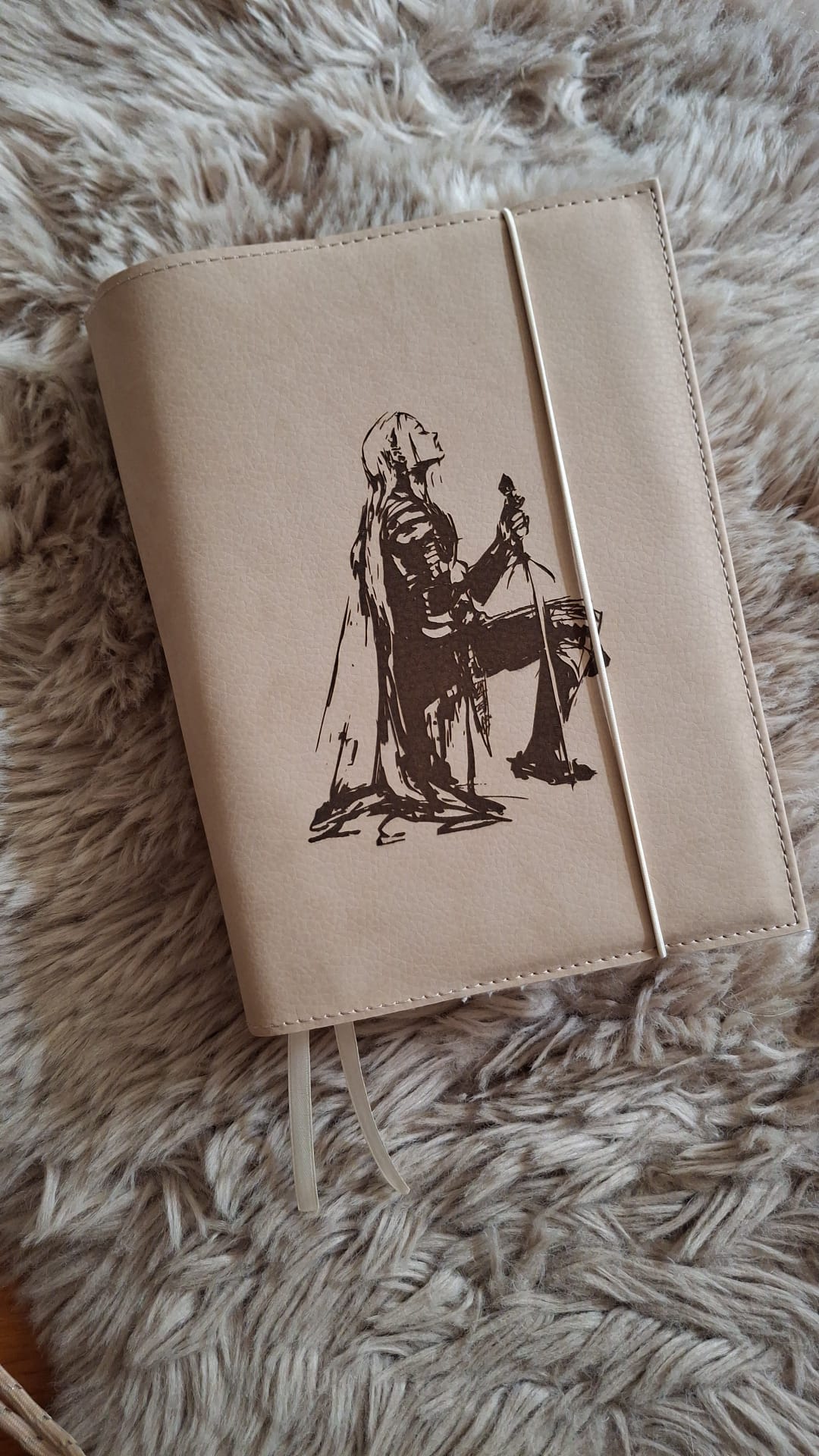 Zij Lacht HSV: Bijbelhoes Vegan Leather Biscuit incl. gravure