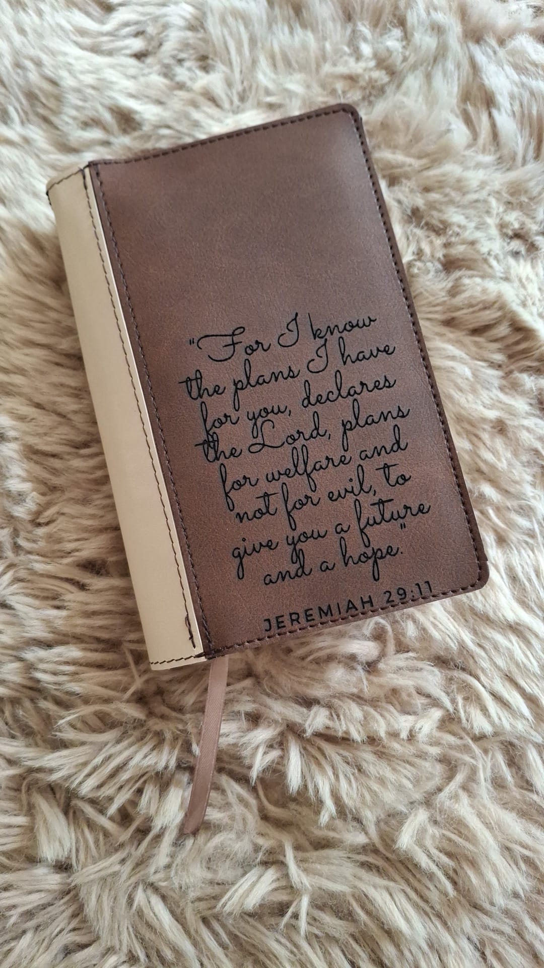 Bijbelhoes Vegan Leather Mocca (incl. gravure) voor de JB Schoolbijbel