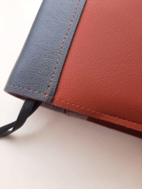 Luxe Bijbelhoes Vegan Leather Roestbruin inclusief rug van Kunstleer Antraciet
