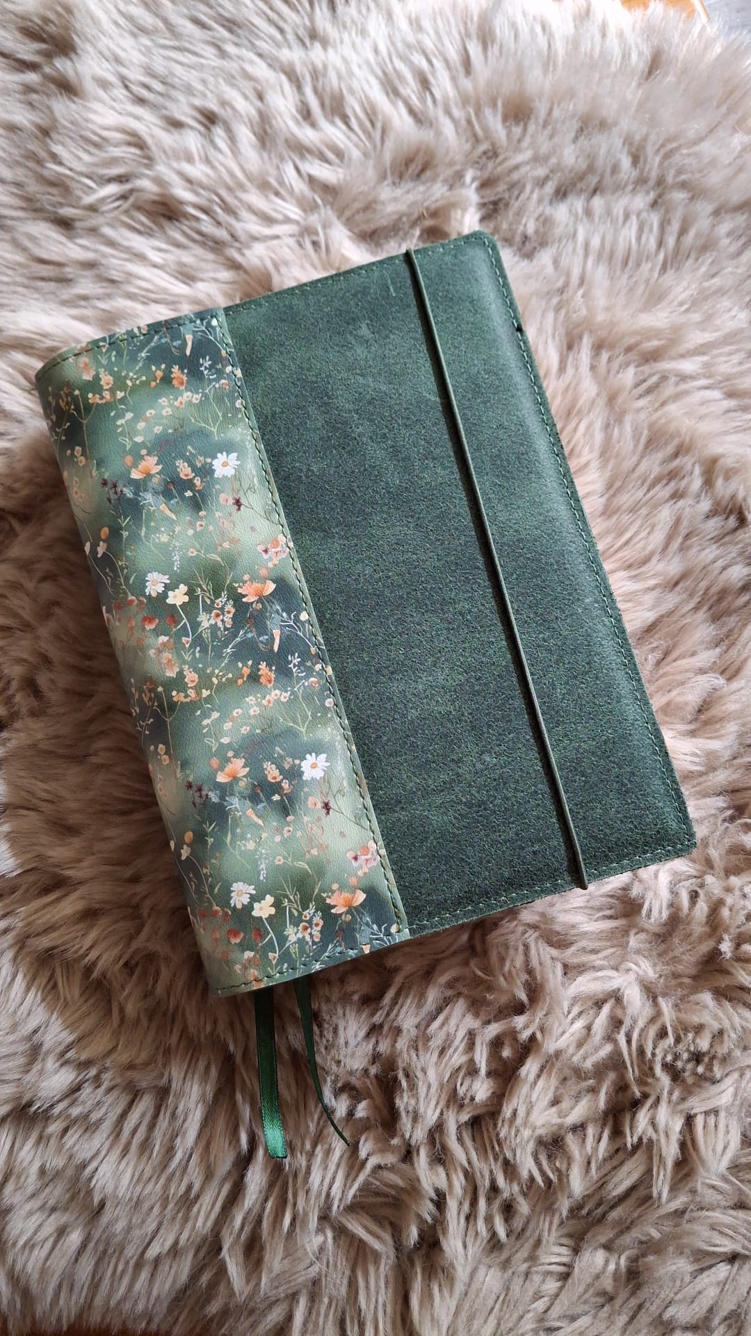 Zij Lacht NotitieBijbel: Bijbelhoes vintage leer groen incl. vegan bloemen rug