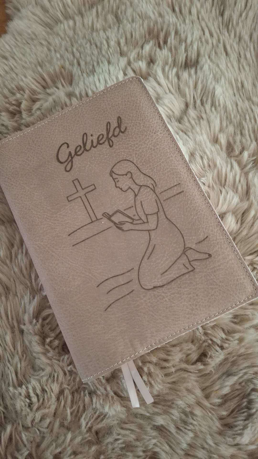 Zij Lacht Bijbel (1e uitgave): Bijbelhoes leer Naturel tint incl. gravure