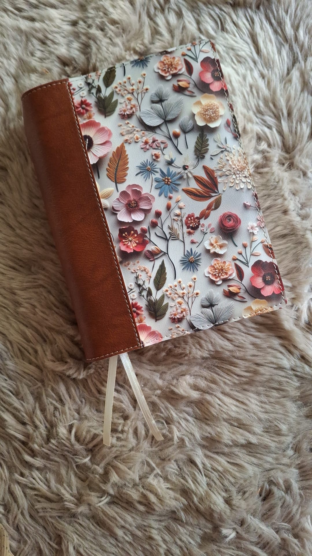 Zij Lacht Bijbel (1e uitgave): Bijbelhoes Kunstleer Eleny met rug van Vegan leather Cognac