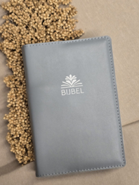 Zij Lacht Pocket Bijbelhoes Leer IJSBLAUW incl. logo