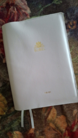 Zij Lacht Bijbel NBV21: Bijbelhoes leer off white incl. gravure Zij Lacht Logo