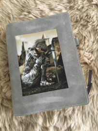 Zij Lacht Notitiebijbel: Bijbelhoes vintage leer Grijs incl. opdruk