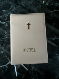 het woord BIJBEL in goud, rosé of antrakleur op de hoes