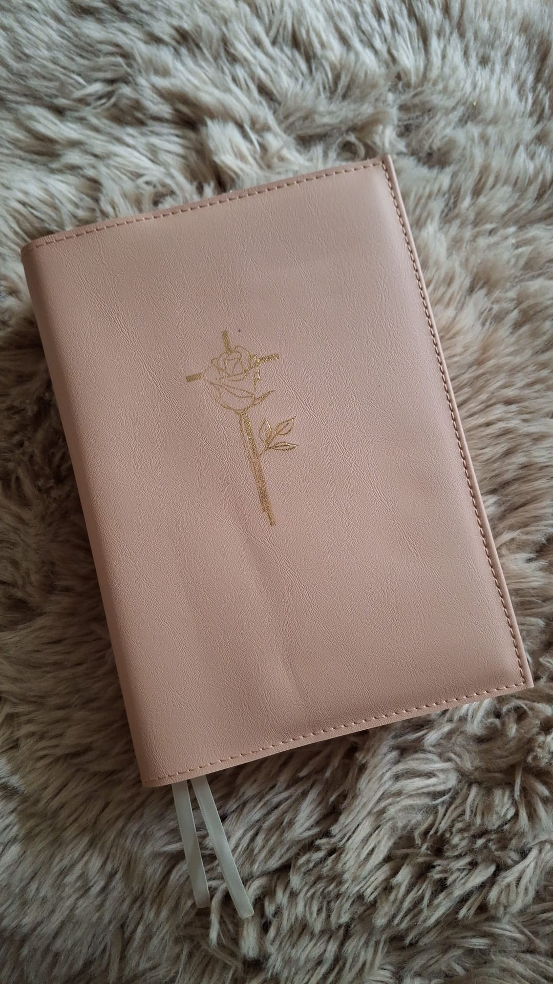 Zij Lacht Bijbel NBV21: Bijbelhoes Vegan Leather Zacht Peach incl opdruk