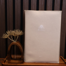 Zij Lacht Bijbel HSV: Bijbelhoes Vegan Leather Sand incl. opdruk Zij Lacht Logo