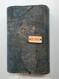 Bijbelhoes Kurk Jeansblauw met omslag inclusief magneetsluiting