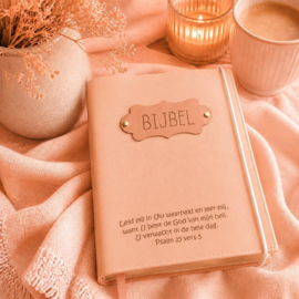 Zij Lacht Bijbel (1e uitgave):Bijbelhoes Vegan Leather Zacht Peach