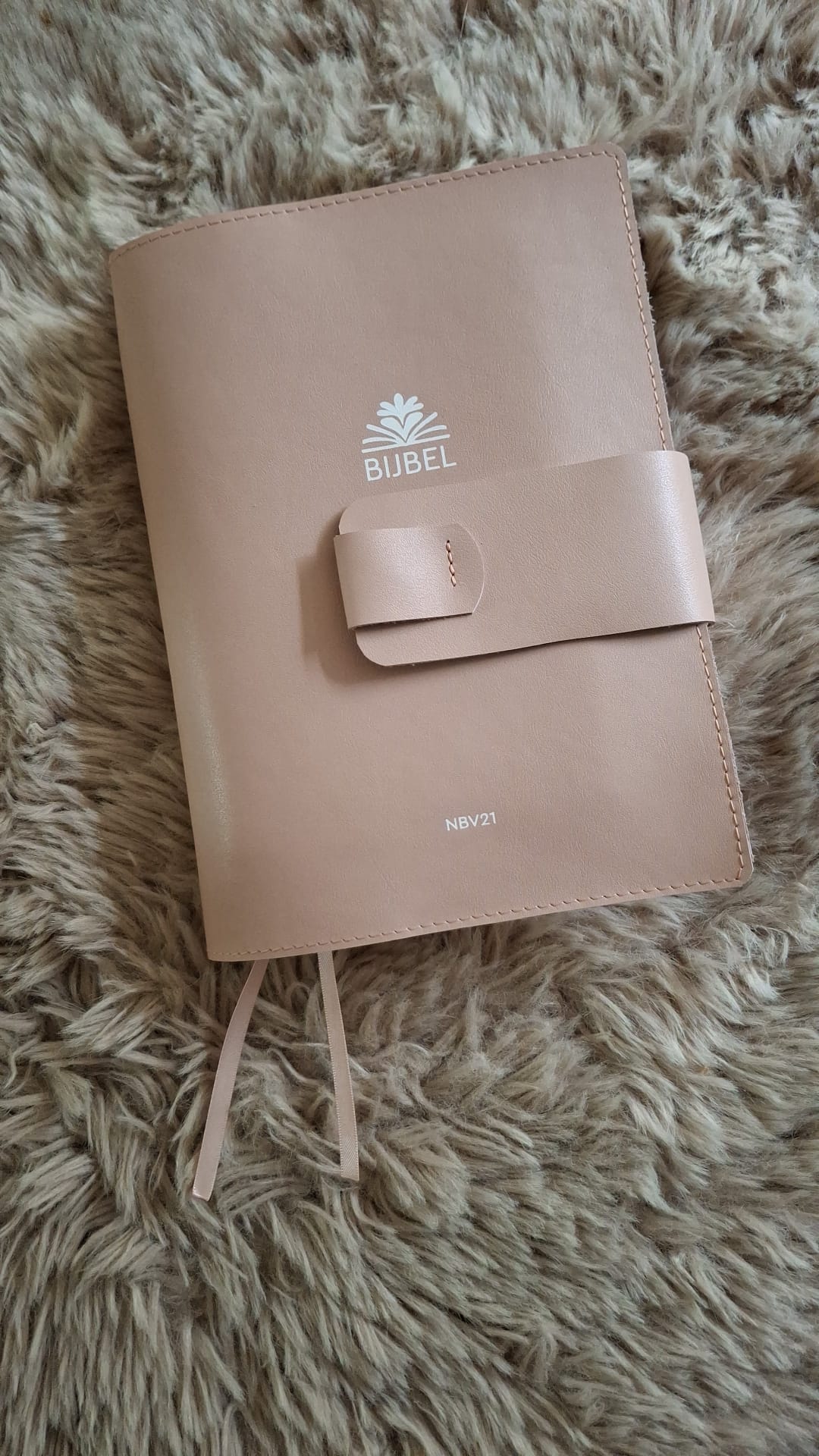Zij Lacht Bijbel NBV21: Bijbelhoes leer licht peach incl. gravure Zij Lacht Logo