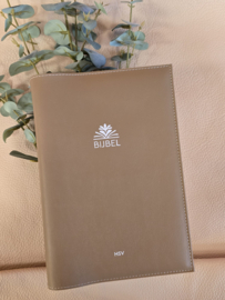 Zij Lacht Bijbel HSV: Bijbelhoes Vegan Leather Klei incl. opdruk Zij Lacht Logo