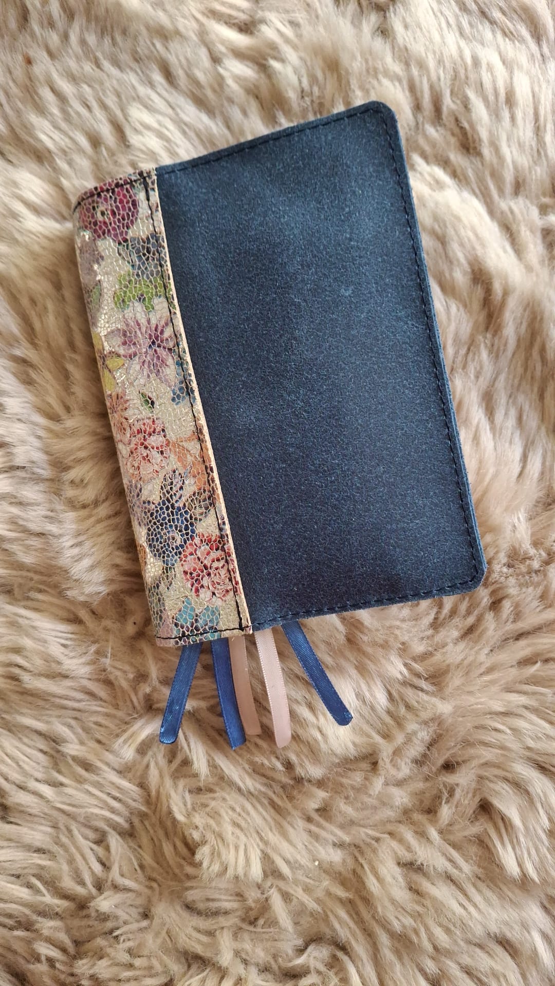 Zij Lacht Bijbel Pocketbijbel: Bijbelhoes vintage leer blauw incl. bloemen rug