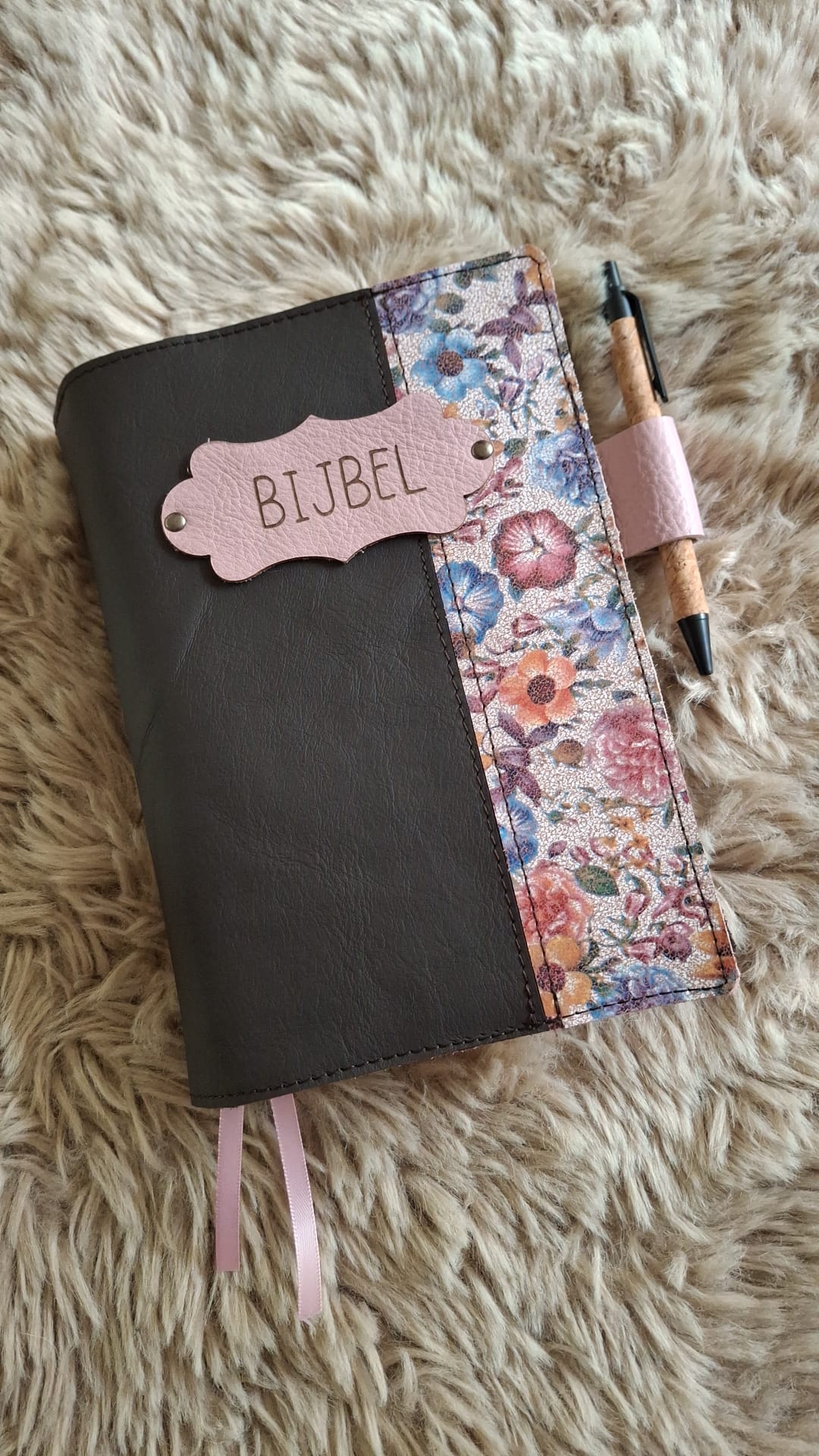 BMU 20,8: Bijbelhoes Chocolade bruin incl bloemen