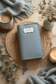 Zij Lacht Bijbel (1e uitgave): Bijbelhoes Vegan Leather oud groen incl. luxe label