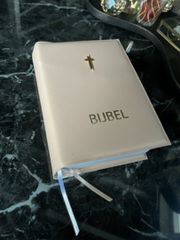 het woord BIJBEL in goud, rosé of antrakleur op de hoes