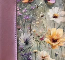 Bijbelhoes Bijbelhoes Kunstleer met print weidebloemen en bijen incl. lila rug