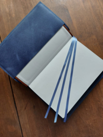 Bijbelhoes leer blauw, donkerder als op de afbeelding.