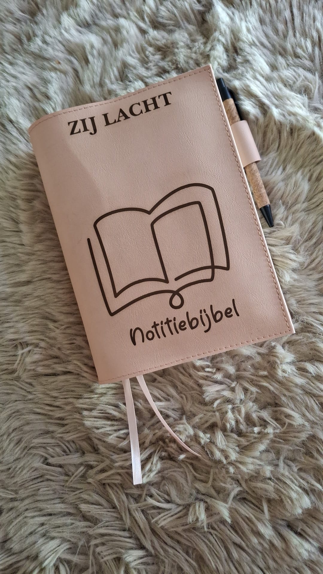 Zij Lacht Notitiebijbel: Bijbelhoes Vegan Leather Zacht Peach incl. gravure