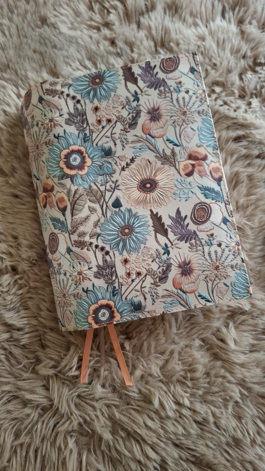 BMU 25: Bijbelhoes Kunstleer met print imitatie borduurwerk Rose beige